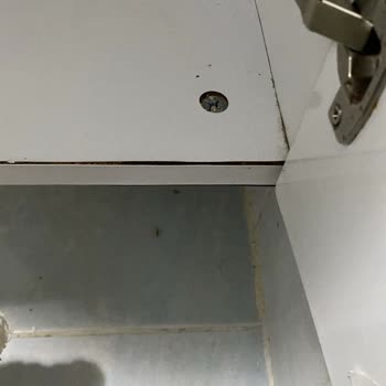İkinci El Şişmiş Banyo Dolabı Ve Eksik İşçilik