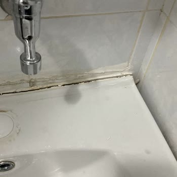 İkinci El Şişmiş Banyo Dolabı Ve Eksik İşçilik