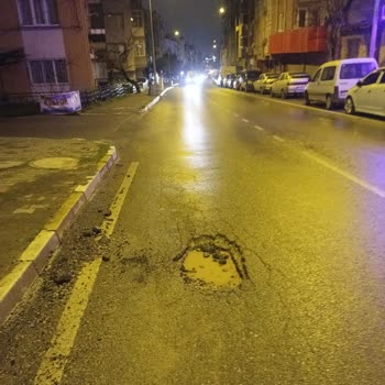 Derin Çukur Nedeniyle Jetta Jant Ve Lastiği Hasar Gördü, Belediyenin Harekete Geçmesi Gerekiyor