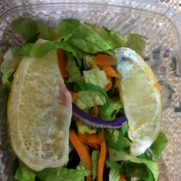 Keleşoğlu Taşfırın Lahmacun Salata Malzemelerinin Küflü Olduğunu Gördüm