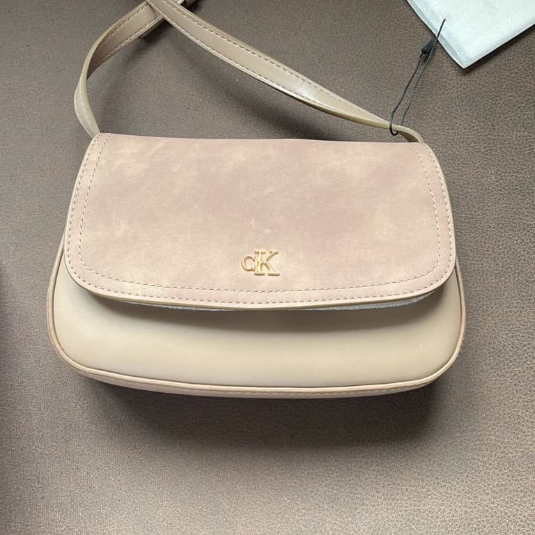 Calvin Klein’den Yanıltıcı Görsellerle Satılan Farklı Çanta