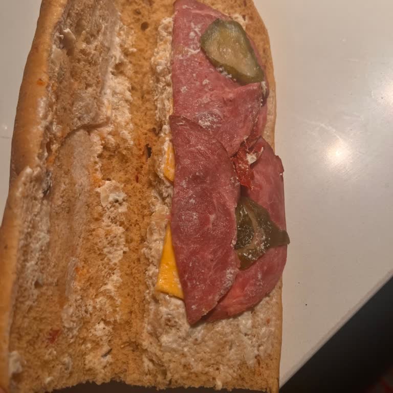 Starbucks Füme Etli Sandviçte Ücretine Oranla Az Malzeme Ve Yanıltıcı Görseller