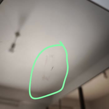 Eksik Parçalar Ve Defolu Giyinme Dolabı İçin Çözüm Talebi