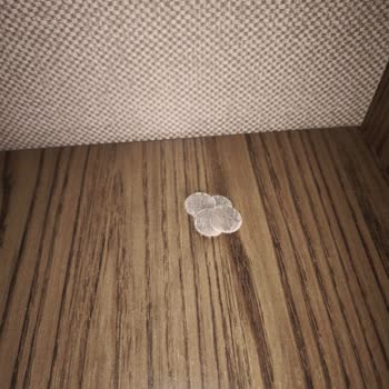 Eksik Parçalar Ve Defolu Giyinme Dolabı İçin Çözüm Talebi