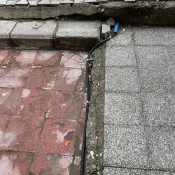 Yüzeysel Fiber Kablo Çekimi Mağaza Cephesine Zarar Veriyor Ve Görüntü Kirliliği Yaratıyor