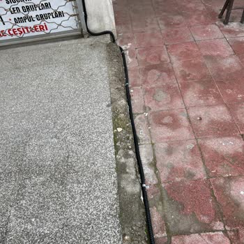 Yüzeysel Fiber Kablo Çekimi Mağaza Cephesine Zarar Veriyor Ve Görüntü Kirliliği Yaratıyor