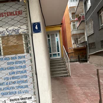 Yüzeysel Fiber Kablo Çekimi Mağaza Cephesine Zarar Veriyor Ve Görüntü Kirliliği Yaratıyor