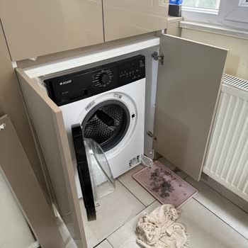 Arçelik 11140M Çamaşır Makinesinde Tahliye Borusu Eksikliği Nedeniyle Sürekli Su Kaçağı