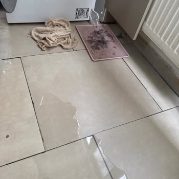 Arçelik 11140M Çamaşır Makinesinde Tahliye Borusu Eksikliği Nedeniyle Sürekli Su Kaçağı