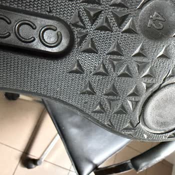 Ecco Ayakkabı Bir Kullanımda Tabanının İki Tarafta Birden Aynı Yerden Yarılması