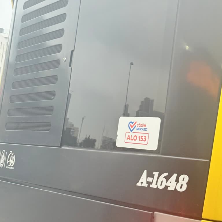 Zincirlikuyu Metrobus Durağında Kapı Sıkışması Ve Şoförün Suçlayıcı Tavrı