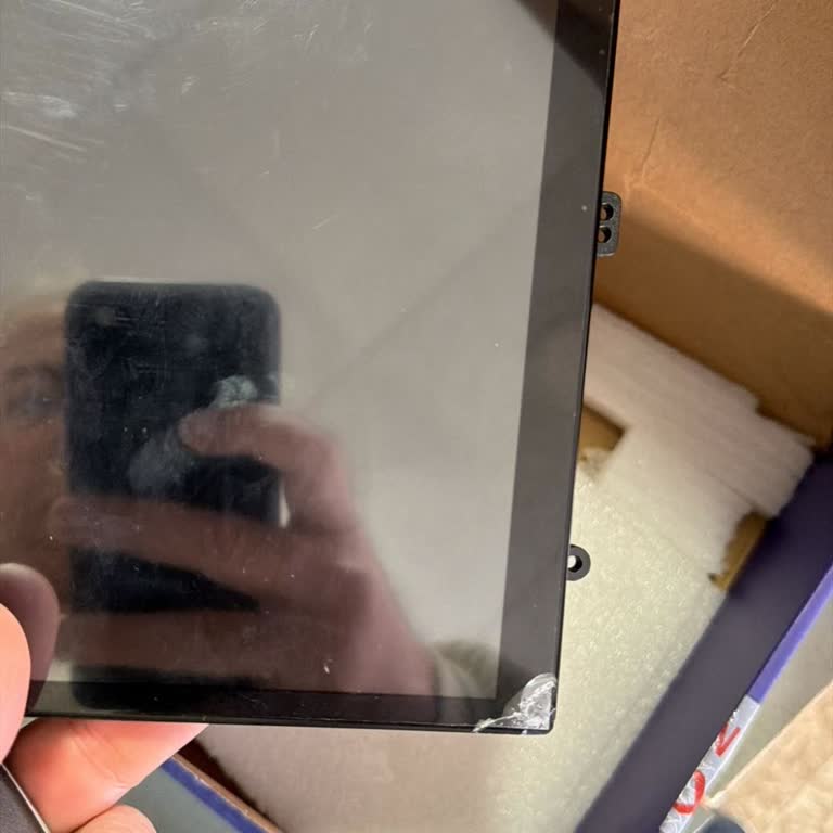 Arızalı Tesla Ekranına İade Ve Değişim Talebi