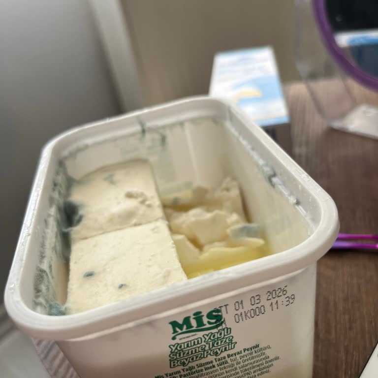 Şok Market’te Mis Markalı Taze Peynirin Küflenmesi