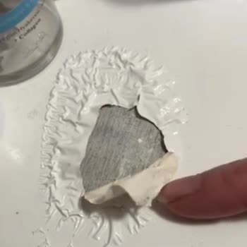 Derby Tıraş Kolonyasının Mobilyaya Zarar Vermesi Ve Cilt Güvenliği Endişesi