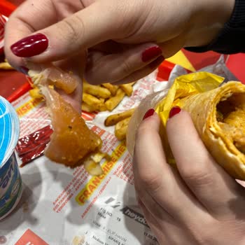 Çiğ Et Ve Deri Parçaları İçeren Dönerde Sağlık Tehlikesi