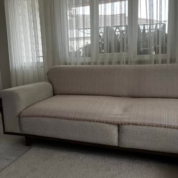 Hardy Üçlü Koltukta Çökük Ve Yamuk Oturma Kısmı