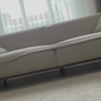 Hardy Üçlü Koltukta Çökük Ve Yamuk Oturma Kısmı