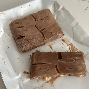 Beyaz Lekeler Ve Taze Olmayan Tat: Ülker Tam Bol Fındıklı Çikolata Kalite Sorunu