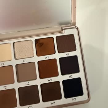 Sephora'nın Yetersiz Paketlemesi Nedeniyle Natasha Denona Paleti Hasarlı