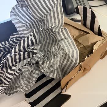 Sephora'nın Yetersiz Paketlemesi Nedeniyle Natasha Denona Paleti Hasarlı