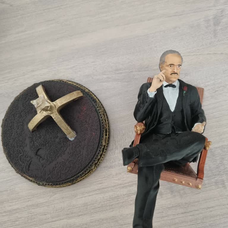 Trendyol Biblo Görseldeki Kedi Olmadan Ve Kırık Sandalye Parçası İle Geldi