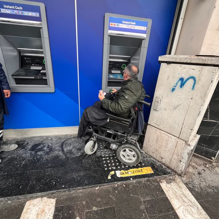 ATM Girişinde Engelli Rampası Eksik, Erişime Engel