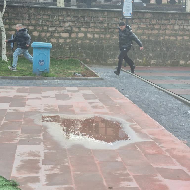 Çocukların Güvenliği İçin Parkta Sigara Ve Argo Kullanımına Karşı Güvenlik Talebi