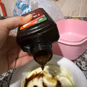 Ravla Gıda Besleyici Karışımın Tamamen Kaskatı Olduğunu Şekerlenip Kristalleştiğini Fark Ettim