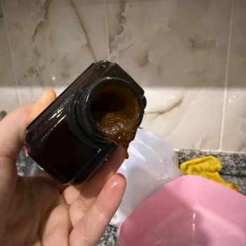 Ravla Gıda Besleyici Karışımın Tamamen Kaskatı Olduğunu Şekerlenip Kristalleştiğini Fark Ettim