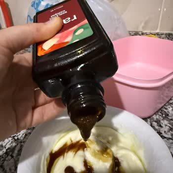 Ravla Gıda Besleyici Karışımın Tamamen Kaskatı Olduğunu Şekerlenip Kristalleştiğini Fark Ettim