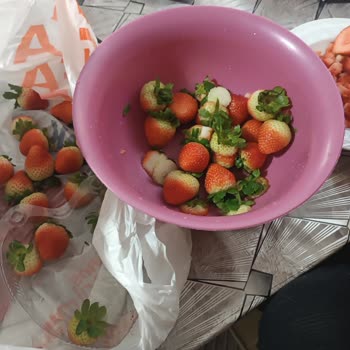 Görseldeki Parlak Çilekler Yerine Ham Ve Kalitesiz Çilekler, Gecikmeli Teslimat