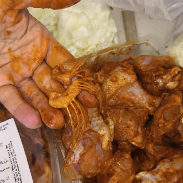 Köfteci Yusuf Tavuk Kanatlarda Tüy Sorunu: Hijyen İhlali