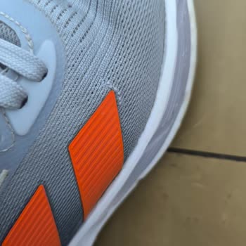 Kısa Sürede Yırtılan Ayakkabının FLO Mağazasının Üretim Hatası Olmadığı İddiası