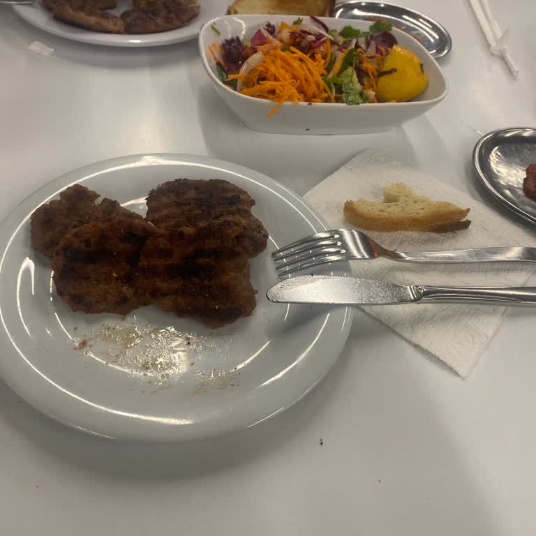 Çorum Şubesinde Çiğ Ve Özensiz Köfte Sunumu Şikayeti