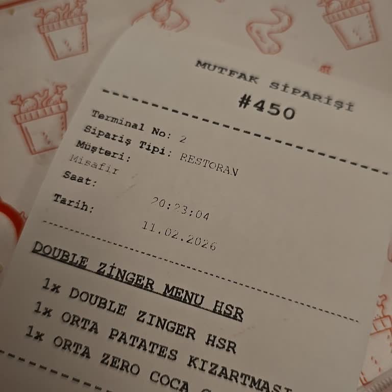 KFC Atlantis AVM’de Eldivensiz Çalışanın Hijyen İhlali ve Kaba Davranışı