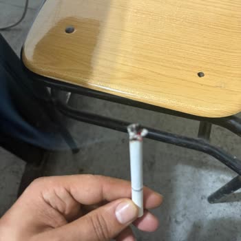 Parliament Night Blue Sigara Paketlerinde Odun Parçası Gibi Sert Dolgu