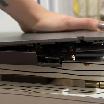 Casper Laptop Menteşesi Kendi Kendine Kırıldı Kalite Sorunu