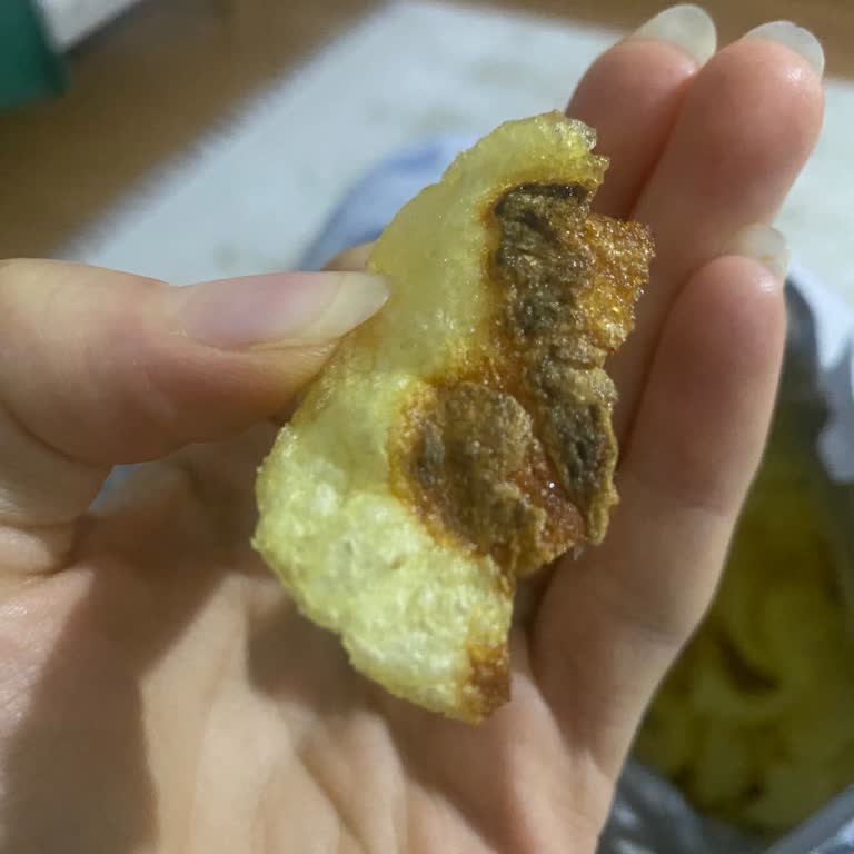 BİM'den Alınan Lays Cipsinde Çürük Parçalar Çıktı