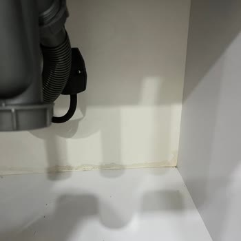 Schnelle Hatalı Montaj Ve Su Sızıntısı Nedeniyle Dolapların Küflenmesi Ve Maddi Zarar