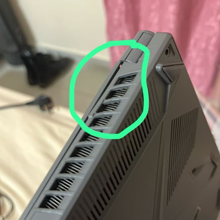 Kamil Koç Muavini Çantamı Düşürüp Laptopumu Kırdı