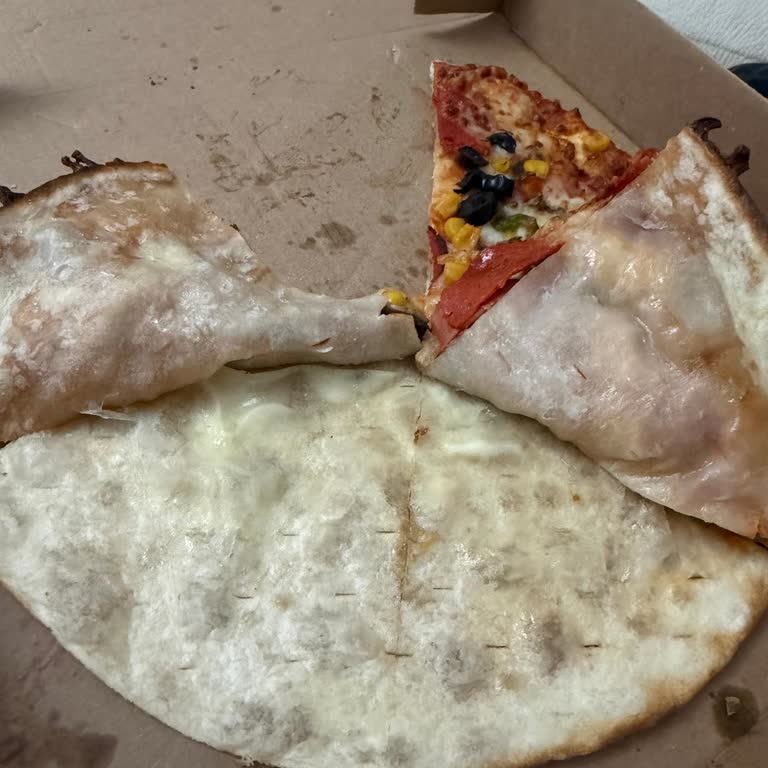 Domino's Pizza Dubleks Cheddar Pizza’da Peynir Eksikliği