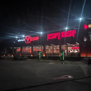 Köfteci Yusuf Garson Tarafından Zorla Masadan Çıkarılma ve Saygısız Muamele