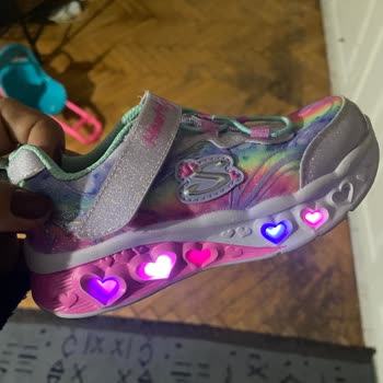 Işıklı Çocuk Ayakkabısının Sürekli Açık Kalması Güven Sorunu Yaratıyor