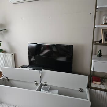 Kelebek Mobilya Montaj Hatası TV Ünitesini Düşürdü, Televizyon Ve Bacak Yaralandı