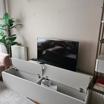 Kelebek Mobilya Montaj Hatası TV Ünitesini Düşürdü, Televizyon Ve Bacak Yaralandı