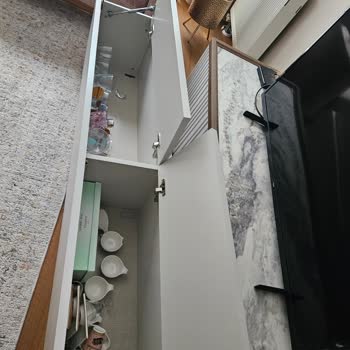 Kelebek Mobilya Montaj Hatası TV Ünitesini Düşürdü, Televizyon Ve Bacak Yaralandı