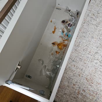 Kelebek Mobilya Montaj Hatası TV Ünitesini Düşürdü, Televizyon Ve Bacak Yaralandı