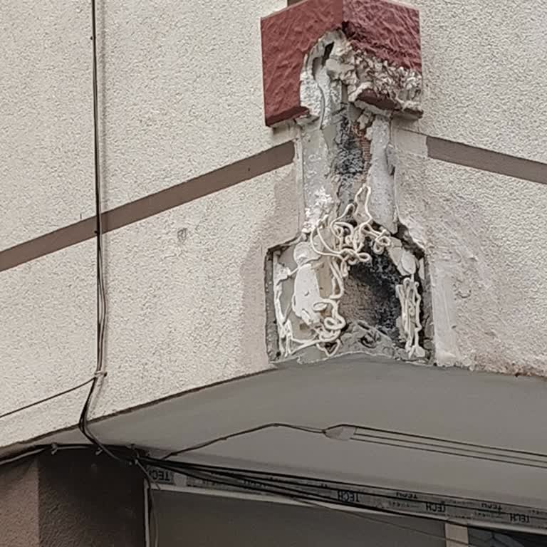 BİM Araçlarının Apartman Duvarına Sürekli Çarpması Ve Bina Sallanması!