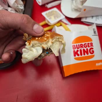 Burger King Şubesinde Hijyen İhlali: Hamburgerden Plastik Boncuk Çıktı
