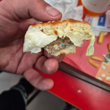 Burger King Şubesinde Hijyen İhlali: Hamburgerden Plastik Boncuk Çıktı